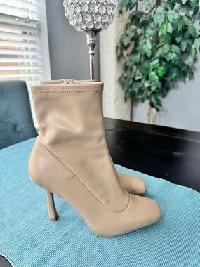 Gianni Bini tan ankle bootie size 7